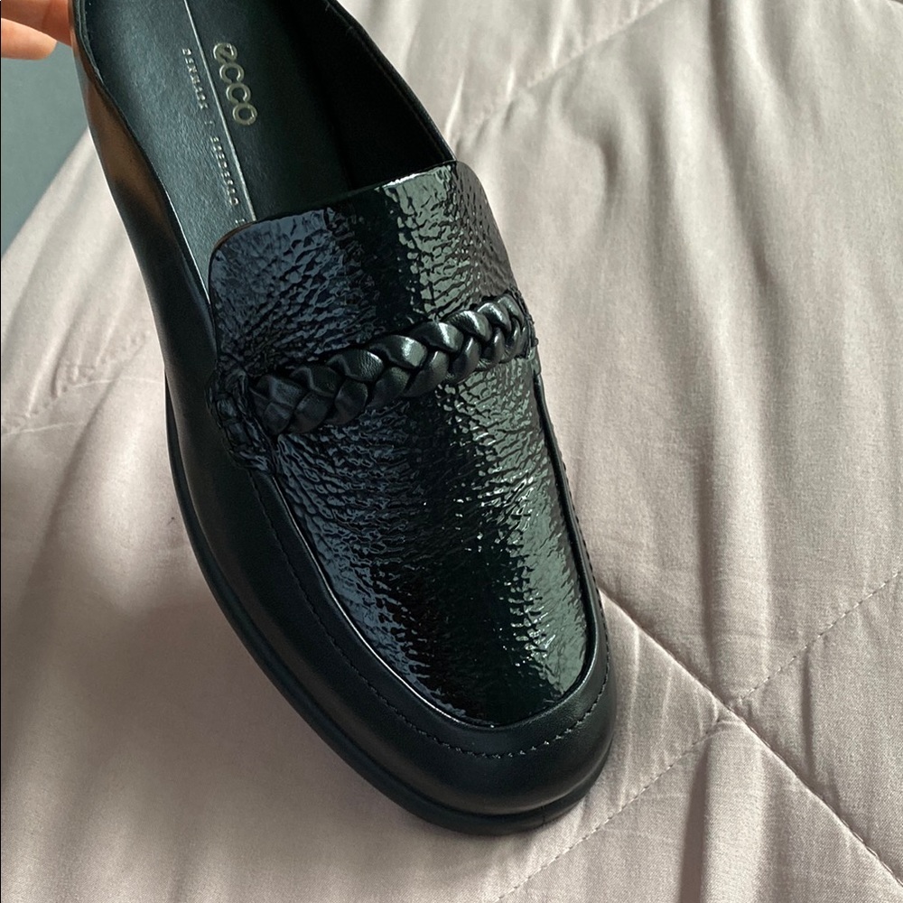 Ecco Black Flats with Textured Leather Finish - Picture 5 of 7